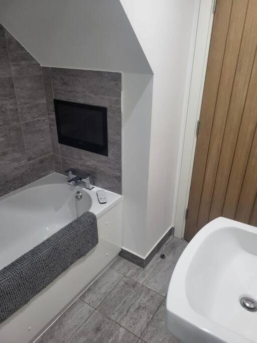 Modern Apartment Нотингам Екстериор снимка